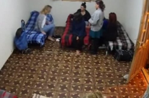 Roza Zərgərli kameraya məhəl qoymayıb paltarını dəyişdi