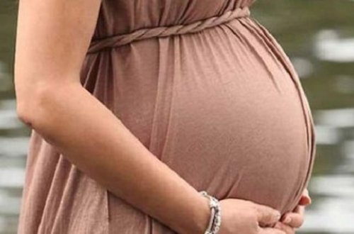 Azərbaycanda ana olan məktəbli qızlar