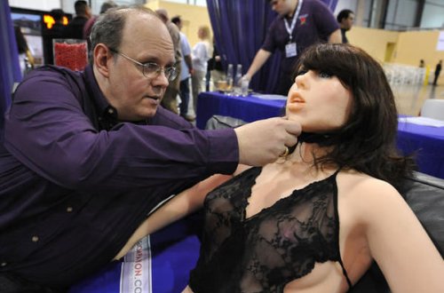 Böyük Britaniyada seks-robotların qadağan edilməsini tələb edir