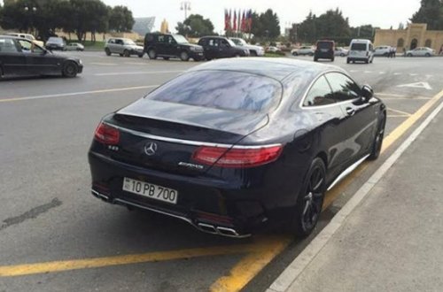 Milli Məclisin qarşısında cərimələnən lüks maşın kimindir? —