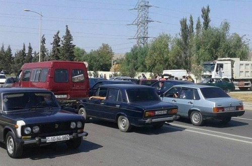 Mingəçevirdə əhali yenə ayağa qalxdı, yol kəsildi