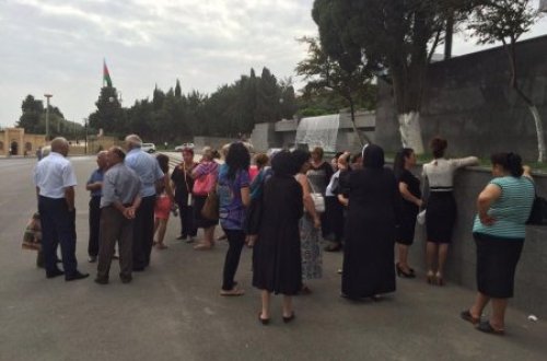 Şəhid ailələri Milli Məclisin qarşısında aksiya keçirir