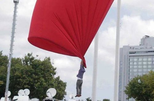 Bayraq onu tutan şəxsi havaya uçurdu