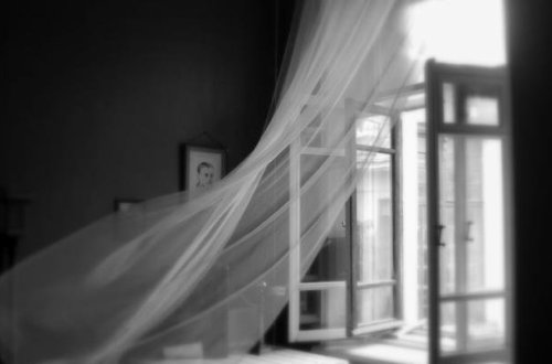 Qadın özünü 7-ci mərtəbədən atdı