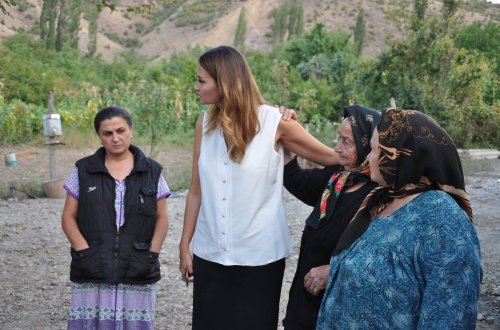 Qənirə Paşayeva ön cəbhədə sakinlərlə görüşüb