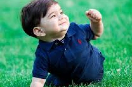 Kölgəsi ilə başı bəlada olan balaca qız -