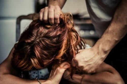 Arvadını döyə-döyə öldürdü