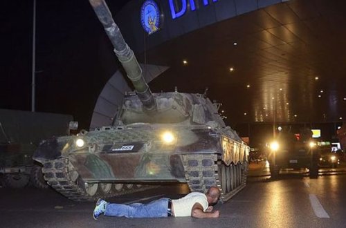 Tankın qarşısına uzanan danışdı