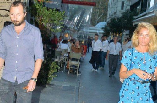 Aparıcı sevgilisi ilə suallardan qaçdı