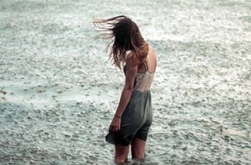 18 yaşlı qız: Gecə dəniz kənarında məni zorlamaq istədi