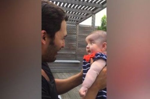 Ata balaca oğluna dünyaya necə gəldiyini izah edir - Uşaq təəccübdə