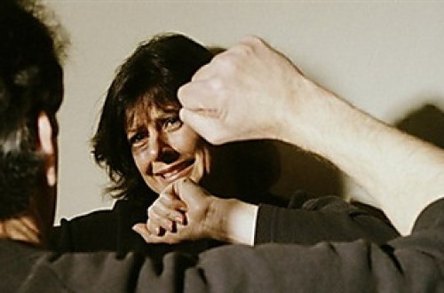 Bərdədə müəllimə gənc qadını borca görə döydü