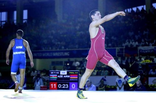 Rəsul Çunayev ermənini diz çökdürdü