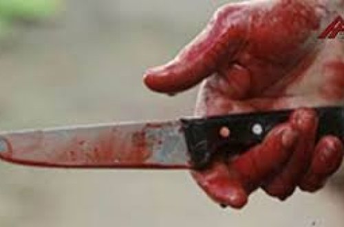 Xəstəxananın qarşısında bıçaqlandı -