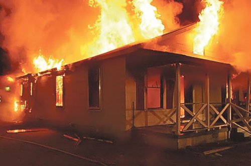 3 otaqlı ev yandı -