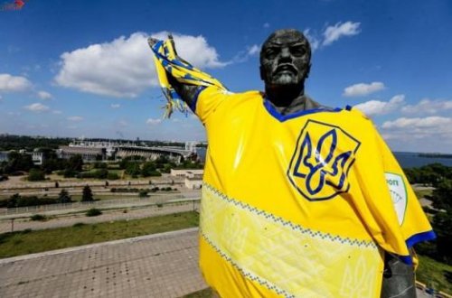 Lenin Ukrayna millisinin formasını geyindi -