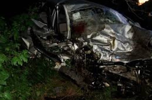 Avtomobil ağaca çırpılıb,