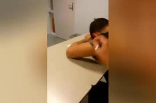 Görün müəllim dərsdə yatan şagirdi necə oyatdı