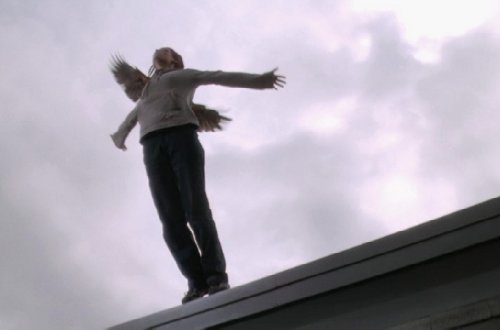 Ərinin xəyanət etdiyini bilib özünü yüksək binadan belə atdı