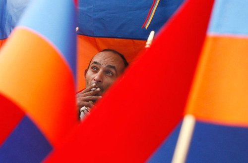 Düşmən qorxub, ağasından kömək istəyir