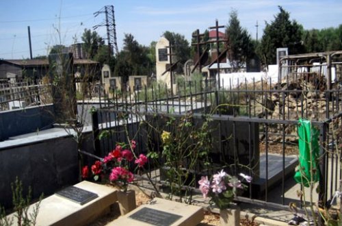 Bu da oldu: Bakıda kişi özünə qəbir hazırlayır -