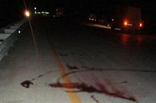 Şirvanda avtomobil 2 nəfəri vuraraq öldürüb