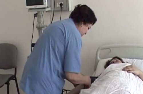 Ağdaşda iki qadın özünü binadan atdı —