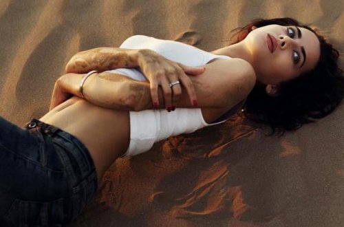 Azərbaycanlı model yenə soyundu