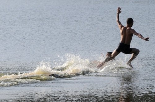 Şaolin rahibi su üzərində 125 metr qaçdı