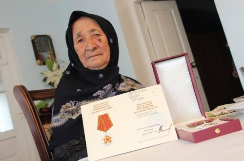 Azərbaycanda 106 yaşlı nənəyə orden taxıldı