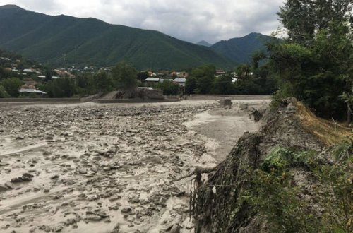 Avtomobil yolları yararsız vəziyyətə düşdü