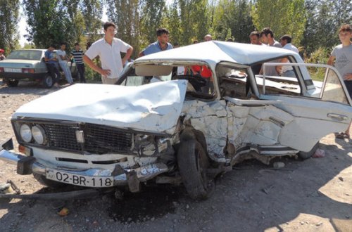 “06” “Mercedes”lə toqquşdu