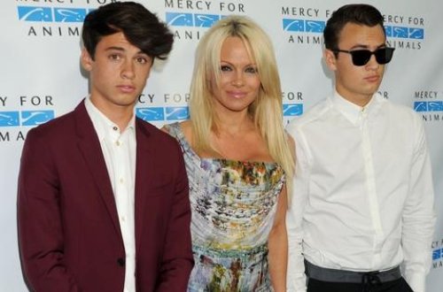 Pamela Anderson illər sonra oğulları ilə