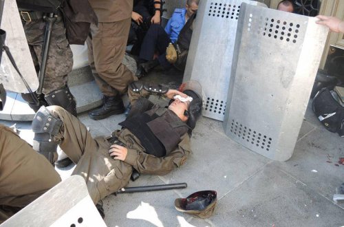 Parlamentin binası qarşısında qanlı toqquşma: 122 nəfər yaralandı -