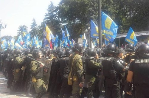 Kiyevdə toqquşmalar başladı - Ali Radaya hücum olundu
