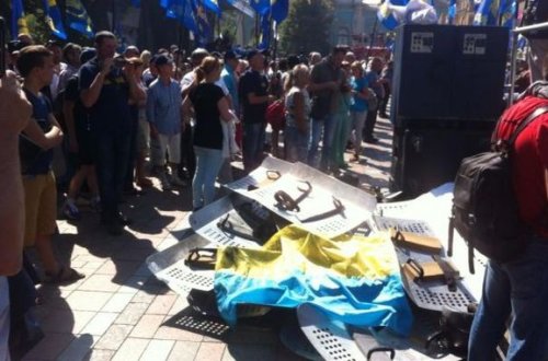 Ukrayna parlamentinin binası yaxınlığında güclü partlayış