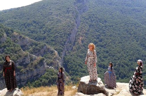 Millyarder arvadının Şuşadakı moda nümayişi...