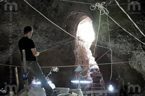 Ermənilər Azıx mağarasının altını üstünə çevirirlər