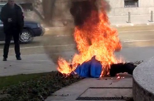 Bakıda 49 yaşlı qadın özünü yandırmaq istədi