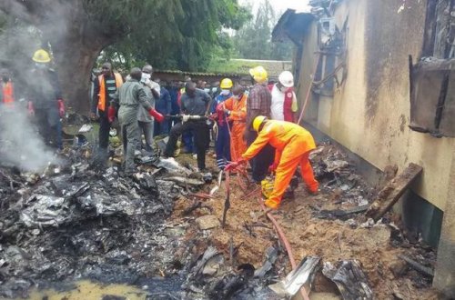 Nigeriyada hərbi təyyarə yaşayış evinin üstünə düşdü -