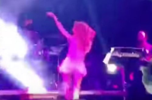 Nigar Camal səhnədə belə biabır oldu