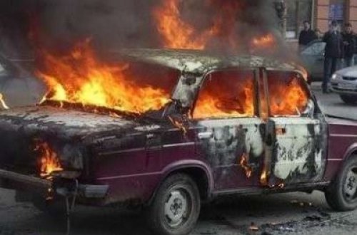 Şəkidə minik avtomobili yandı