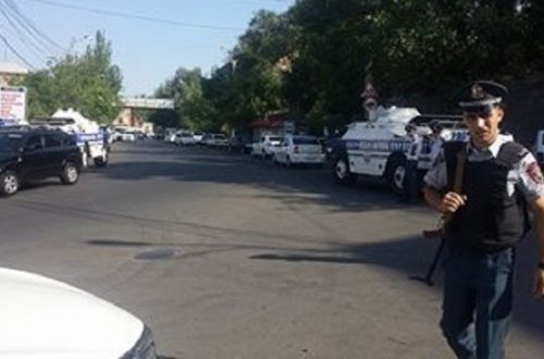 Girovlardan biri azad edildi