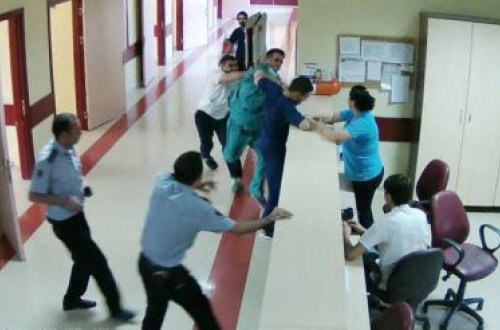 Çağırdıqları təcili yardımın həkimini döydülər