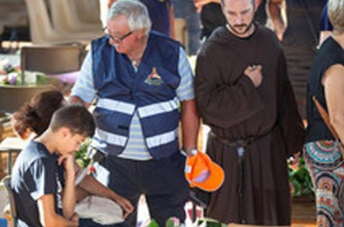 İtaliyada zəlzələ nəticəsində ölənlər dəfn edilir