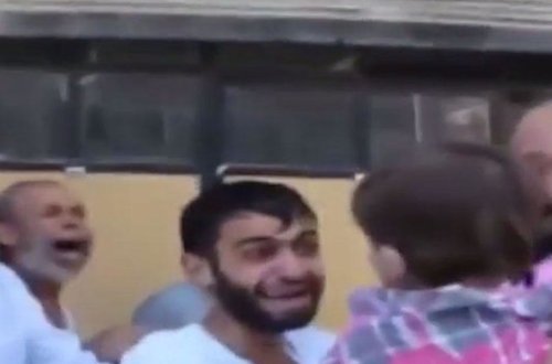 ÜRƏYİ ZƏİFLƏR BAXMASINLAR!Öldüyünü sandığı uşağına qovuşan atanın ürək parçalayan görüntüsü