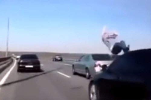 Yolun ortasında dayanan gənci avtomobil belə vurdu