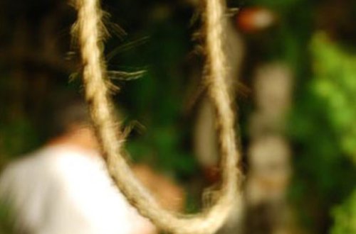 Qollarını kəsdi, özünü asdı