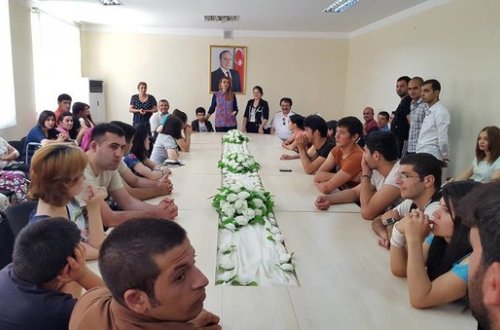 Qənirə Paşayeva fiziki imkanları məhdud gənclərlə görüşüb