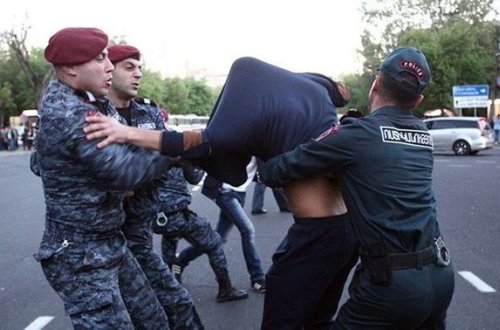 İrəvanda silahlılar polis binasını ələ keçiriblər: